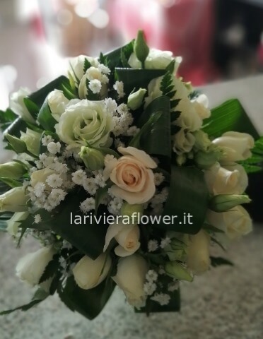 Bouquet di rose colori assortiti.