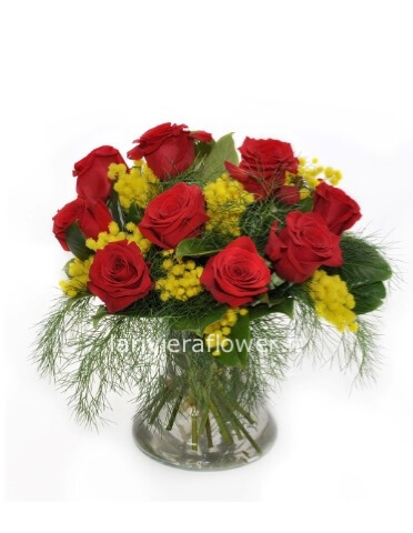 Bouquet di rose rosse fiori misti e mimosa