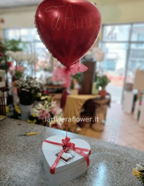 flowerbox a cuore con palloncino