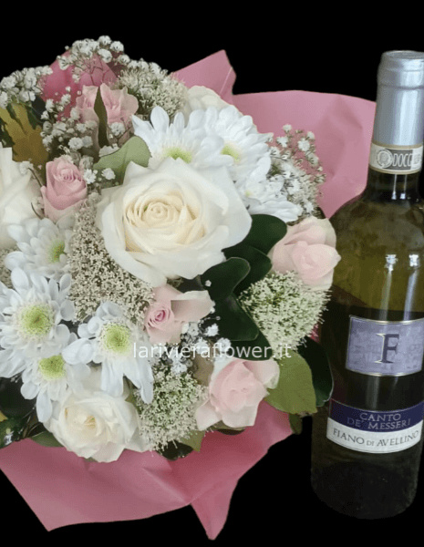 Bouquet di fiori con bottiglia di vino docg